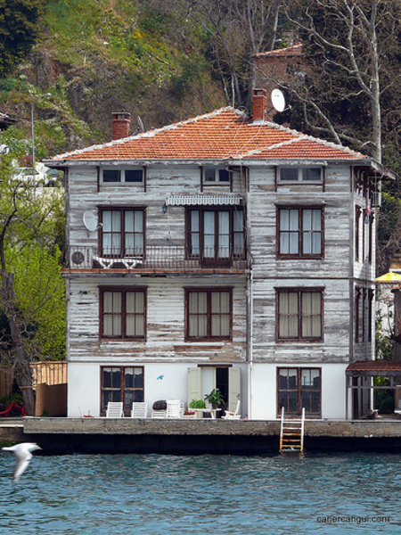 ÇENGELKÖY: Satılık 6 yalı var. En bilineni Baha Bey Yalısı. Hatapkapulu ailesinin fertleri yalı için 5.6 milyon dolar istiyor.