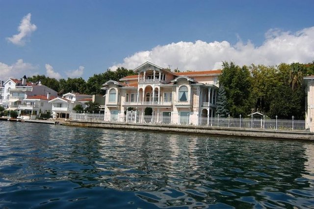 ...Sarar Giyim'in patronu Cemalettin Sarar ile Mahzar Alanson ve Nil Karaibrahimgil gibi sanatçılar var. Bu 2 köşk ve içinde bulundukları arsanın toplam değeri ise 30-35 milyon dolar civarında.