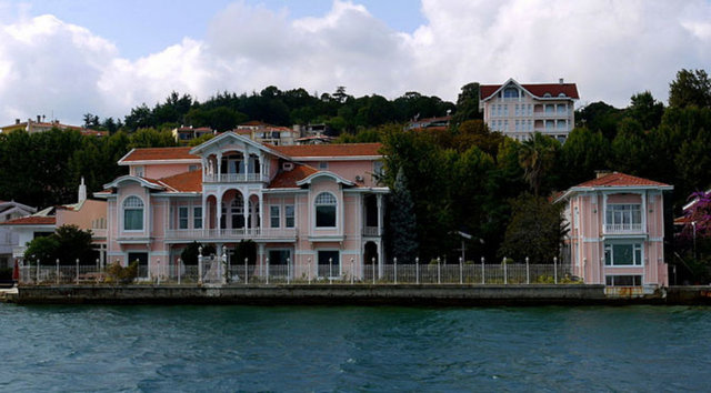 Bugün ise bu köşklerden sadece 2'si Erbilgin Ailesi'nin yeniden inşa ettiği haliyle ayakta. Erbilgin'in katlarını kiraya verdiği biri 3 (900 metrekare), diğeri 4 katlı (1200 metrekare) bu köşklerin şimdiki sakinleri arasında ise...