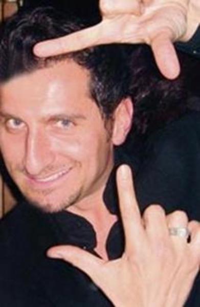 Türkiye onu hem yönettiği hem oynadığı İki Süper Film Birden ile tanıdı.