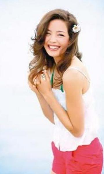 AZRA AKIN -  - Azra Akın, 8 Aralık 1981'de Hollanda'nın Almelo kentinde doğdu. 2002 yılında Türkiye güzeli seçildi. Ardından da Miss World Dünya Güzellik Yarışması'nda birincilik tacını giydi.