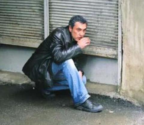 MEHMET KURTULUŞ -  - 1963 yılında Almanya'ya çalışmak üzere giden bir göçmen ailenin çocuğu. Yine kendisi gibi oyuncu olan kardeşiyle birlikte Almanya'nın Salzgitter kentinde büyüdü. -  - 1989'da ilk tiyatro çalışmalarını Fredenberg kasabasında bulunan okul tiyatrosunda yaptı. 1991 yılında mezun olduktan sonra amatör olarak tiyatro çalışmalarına devam etti.