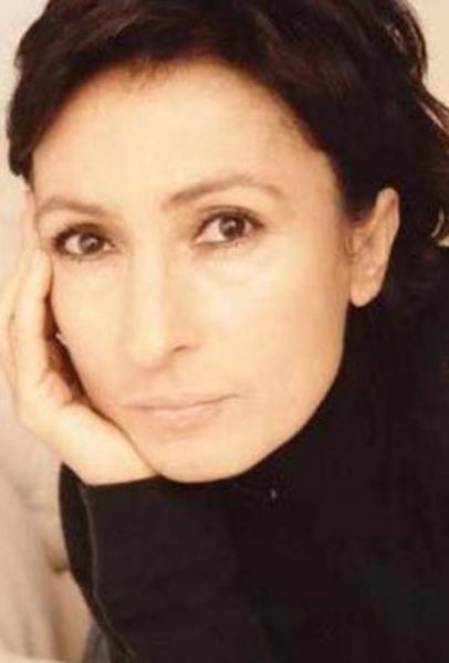 RENAN DEMİRKAN -  - 1955 Ankara doğumlu olan Demirkan, 1962'de ailesiyle birlikke Hannover'e gitti. Lise eğitiminden sonra yüksekokulda oyunculuk eğitimi almış. 1979 yılında "Sextett" adlı bir bulvar komedisiyle profesyonel oldu. -  - "Trommeln in der Nacht", "Kellermanns Prozess", "Romeo ve Jülyet", "Kral Lear","Vanya Dayı", "Ghetto", "Bluthochzeit", "Drei Fraun"... gibi oyunlarda çeşitli Alman devlet tiyatrolarında oynayan Renan Demirkan, 1982 yılında da televizyon filmi ile kamera karşısına geçti.