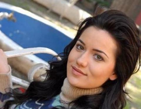 Dusseldorf Heinrich-Heine Üniversitesi Sosyoloji Bülümü'nde okurken dizi teklifleri alınca, okulu dondurup annesiyle birlikte İstanbul'a yerleşti. Evcen, Yaprak Dökümü dizisiyle üne kavuştu.