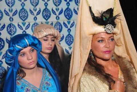 Kısa bir süre önce çekilen ve Kanuni Sultan Süleyman'ın hayatını anlatan belgeselde Hürrem Sultan rolünü Hülya Avşar oynamıştı.