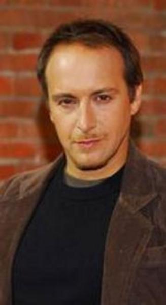 -  - Almanya'nın RTL kanalında en çok izlenen dizilerden biri olan Kobra Takibi ile ün kazandı. Hatat Türkiye de onu bu dizi ile tanıdı.