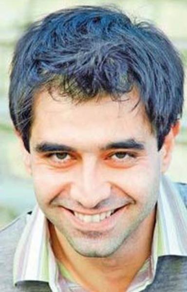 Gerard Depardieu, Sophie Marceau, Isabel Adjani gibi isimlerin ders verdiği Ecole Florent'den mezun oldu. Bir ara Audrey Tautou'yla aynı sınıfta okudu. Ecole Florent'ten sonra, New York'tan gelen ve Actor's Studios'u kuran Lee Strasberg'in oğlu John Strasberg ile Jack Garfeinden sinema ve tiyatro dersleri aldı. Okulu dereceyle bitirmesiyle birlikte, Fransa'nın çeşitli bölgelerinde birçok temsilde sahne alarak profesyonel tiyatro yaşamına adım attı. Tiyatronun yanı sıra çeşitli reklam ve sinema filmlerinde de rol alan sanatçı aynı zamanda senaryosunu kendisinin yazdığı ve yönetmenliğini de üstlendiği Papillon adlı kısa bir film çekti.