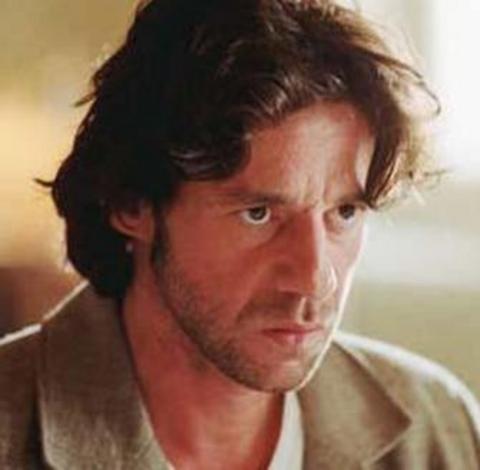 BİROL ÜNEL -  - 1968 yılında Almanya'ya göç eden bir ailenin çocuğu olan Ünel, Almanya'nın Bremen kentinde büyüdü. Temel eğitiminden sonra parke döşemecisi olarak çıraklık eğitimi gördü. -  - Daha sonra Hannover'e giderek Tiyatro ve Müzik Yüksek Okulu'na kaydını yaptırdı. 1987 yılında Yolcu Der Passagier filmiyle sinema kariyeri başladı. 1992 yılında Berlin Tiyatrosu'nda sahneye çıktı.