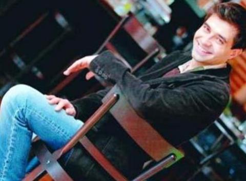 Bir temsilde kendisini izlemeye gelen Ferzan Özpetek ile tanışan Cansel Elçin, yönetmenin Harem Suare adlı filmiyle kamera arkasında cast oluşumu, ve çekim konusunda deneyim kazandı. Bu deneyim ona Tomris Giritlioğlu ile çalışma fırsatı da sundu. Tomris Giritlioğlu ile tanışmasıyla birlikte Türkiye'de oyunculuğa başladı ve Kırık Kanatlar adlı diziden sonra asıl büyük çıkışını Hatırla Sevgili dizisiyle yaptı.