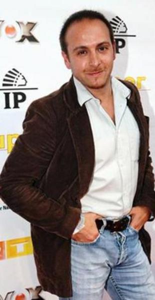 ERDOĞAN ATALAY -  - 1966 Almanya doğumlu. 1987'de Hamburg Müzik ve Sanat Yüksekokulu'nda okumaya başladı. Alaaddin'in Lambası adlı oyunla ilk sahne deneyimini yaşadı.