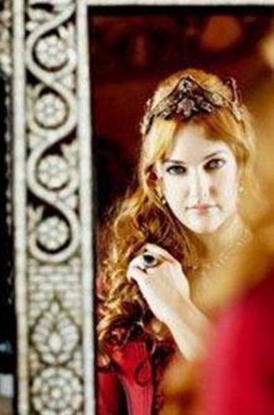 -  - Dizinin senaryosunda bir çok tarihi yanlış olduğu ileri sürülerek de Muhteşem Yüzyıl eleştirilmişti.