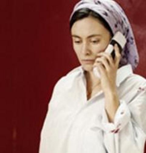 İDİL ÜNER -  - Almanya'da doğup büyüdü. Berlin Sanatlar Üniversitesi (Universität der Künste Berlin) öğrenim gördü. İlk televizyona çıkışı 1994'te Scene, sinemadaki ilk görünüşüyse Rudolf Thome'nin The Secret adlı filmiyle oldu.