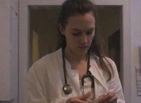 Almanya'da doğup büyüdüğü için Almanca, Uzerli'nin ana dili.