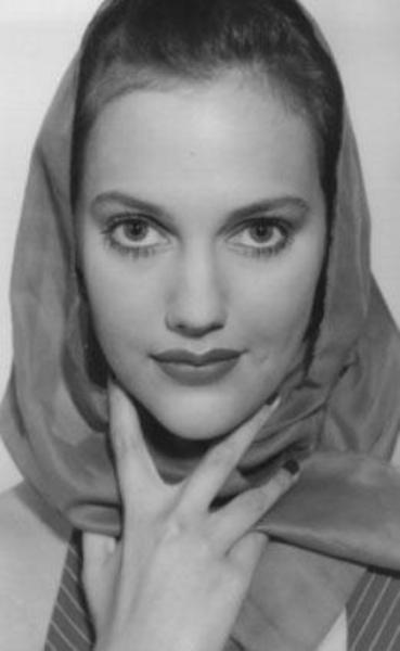 -  - Uzerli, yeteneğinin yanısıra Türkçe'yi aksanı konuşması yüzünden bu role seçilmiş.