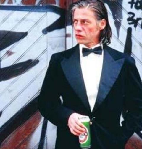 -  - 2000 yılında Fatih Akın'ın yönettiği "Im Juli" filminde sinema dünyasında tanınmaya başladı. En büyük çıkışını ise Duvara Karşı ile yaptı.