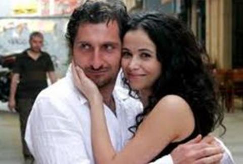 1971 yılıhda Sivas'ta doğdu. Daha sonra Almanya'ya göç ettiler ailece. Tim Seyfi, Fransızca öğrenmek için Fransa'ya gitti. Marsilya'da Sanat Tarihi okurken de tiyatroya başladı.