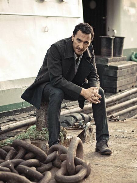 Amerikalı aktör Matthew McConaughey'e benzerliğiyle dikkat çeken genç oyuncu, dizide henüz kendi sesiyle oynamıyor.