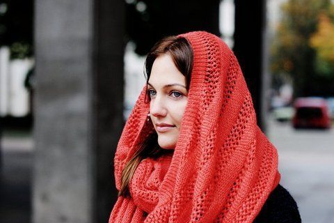 Ekim ayında Almanya'dan geldiğinde dizi kostümlerinin içine ancak korseyle girebilen Uzerli hemen kampa alındı. Diyet ve pilates yaparak 7 kilo verdi. Binicilik, yüzme ve basketbol sporlarıyla uğraşan güzel oyuncu Türk standartlarının üzerindeki 1.73 metre boyu ve güzelliğiyle Türkiye'de uzun bir süre önemli projelerde yer alacak gibi görünüyor.