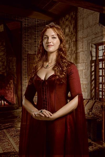 MERYEM UZERLİ: Türk televizyon dünyasının yurtdışından son transferi Almanya sahnelerinden. 12 Ağustos 1983'te Almanya'da doğan Meryem Uzerli ya da oradaki adıyla Meriem Sahra Userli, Hamburg'da 3 yıl oyunculuk eğitimi aldı. Romeo ve Juliet gibi birçok klasik tiyatro oyununda ve televizyon filmlerinde rol aldı.