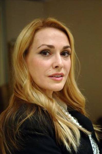 U ozining suratini yaladi