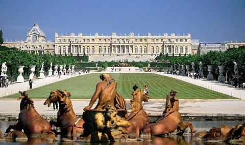 Paristeki Versailles Sarayının 1300 odası olduğunu ve hiç tuvaletinin olmadığını