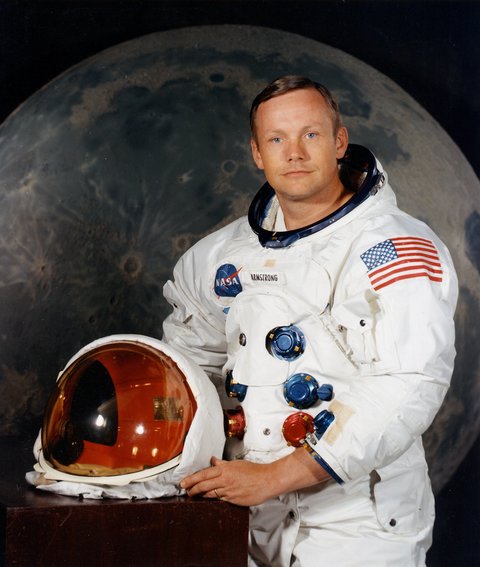 İlk defa aya 21.07.1969 tarihinde Neil Armstrong ayak bastı.