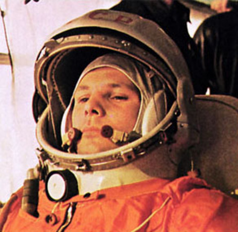 Uzaya ilk defa 12.04.1961 tarihinde Yuri Gagarin uçtu.