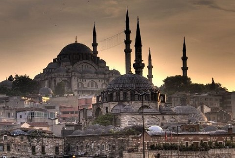 Süleymaniye camiinin 4 minaresi olmasının sebebinin, Kanuninin İstanbulun fethinden sonraki dördüncü padişah; bu dört minaredeki on şerefenin de Osmanlının onuncu padişahı olduğunun bir işareti anlamına geldiğini