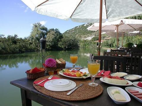 HAFTA SONU KAÇAMAKLARI... -  -  	Şehrin gürültüsünden ve stresinden biraz uzaklaşmaya ne dersiniz? Hazır hafiften İstanbul'u kar basıyorken ve sömestr tatili de gelmişken… Öyle uzaklara da gitmenize gerek yok! Sevdiklerinizle beraber kafa dinleyip, bol oksijenli doğanın keyfini sürmek istiyorsanız, işte güzergâhı… Rotası bizden, bavulu hazırlayıp yollara düşmesi sizden!