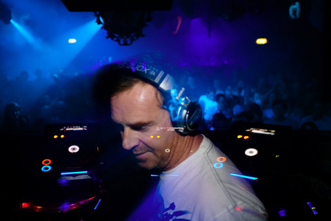 ■ Ankara Saklıkent'te; 5 Şubat Cumartesi, saat 22.00'de, "DJ Nick Warren". Giriş: 45, 35 TL. Tel: (312 418 38 10)