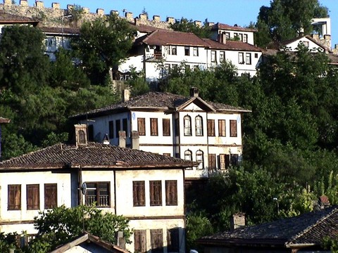 Kartepe, Abant, Kartalkaya, Safranbolu, Kastamonu, Uludağ, Maşukiye, Sapanca, Ağva, Ayvalık, Kapadokya, İğneada, Bozcaada, Gökçeada ya da Kelebekler Vadisi…   -  - (Öncesinde size yardımcı olabilecek şirketler: Folkrolik Turizm: 212 249 40 70 /  - Geziciyak Turizm: 212 238 51 07 / Arnika Tur: 212 225 03 35 / Ets Tur: 212 444 03 87)