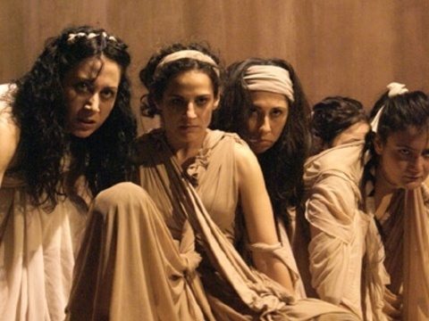 ■ Oyuncular Kahvesi'nde; 5 Şubat Cumartesi, saat 20.30'da, "Troyalı Kadınlar". Tel: (212 245 13 14)