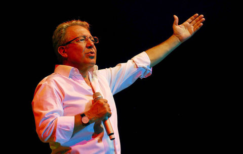 ■ İzmir Mavişehir Karşıyaka Spor Salonu'nda; 5 Şubat Cumartesi, saat 21.00'de, "Zülfü Livaneli". Giriş:  67, 34 TL. Tel: (216 556 98 00)