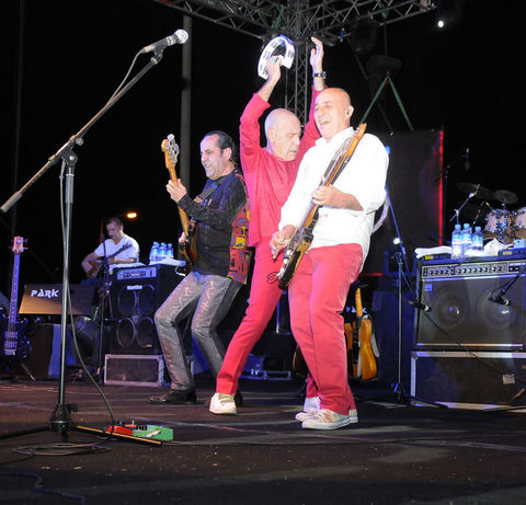 ■ İzmir- Ooze Venue'de; 4 Şubat Cuma, saat 23.30'da, "MFÖ". Giriş: 34 TL. Tel: (232 388 78 70)