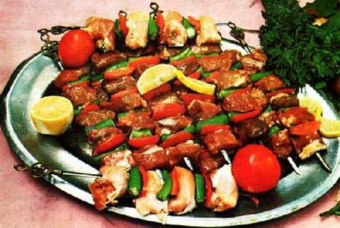 ■ Günaydın / Maltepe Tel: (216 417 92 09)  - ■ Bridge Et Restaurant / Kuzguncuk / Tel: (216 391 95 85)   - ■ Çiya Kebap / Kadıköy Tel: (216 336 30 13)      - ■ Sahan Kebap / Suadiye Tel: (216 411 48 48)     - ■ Tatbak / Nişantaşı Tel: (212 248 04 25)      - ■ Artı Kebap /Ataşehir Tel: (0212 573 45 45)  - ■ Develi Etiler / Etiler Tel: (212 263 25 71)     - ■ Hamdi Et Lokantası / Eminönü Tel: (212 528 03 90)  - ■ Mabeyin Restorant / Üsküdar Tel: (216 422 55 80)  - ■ Kanatçı Haydar'ın Yeri / Bahçelievler Tel: (212 503 71 73)     - ■ Sardunya Fındıklı Restoran / Dolmabahçe Tel: (212 249 10 92)      - ■ Tere Kebap / Çengelköy Tel: (216 422 57 03)        - ■ Zinhan Kebap House / Sirkeci Tel: (212 512 42 75)