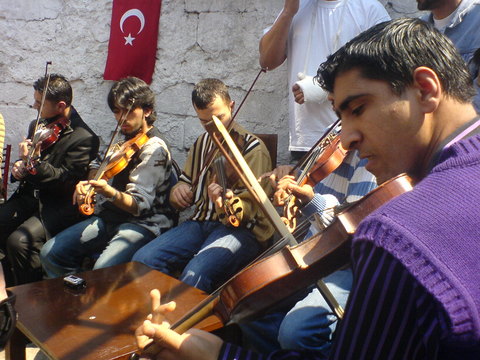 ■ Romeo Juliet İstanbul'da; 5 Şubat Cumartesi, saat 21.30'da, "Sulukule Eğlencesi". Giriş: 25, 20 TL. Tel: (212 243 85 80)