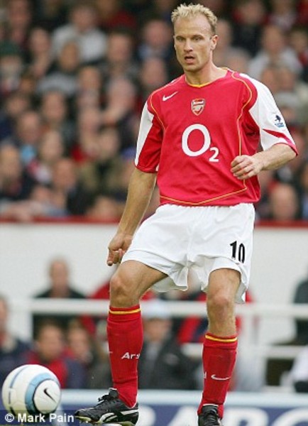 6) DENNIS BERGKAMP - Ülkesinin Ajax takımında 185 maçta 103 gol atan Bergkamp, transfer olduğu Inter'de iki kötü sezon geçirdi. Hollandalı, 1995'te Arsenal'e transfer olurken, Londra ekibinde 11 yıl oynadı ve takımın son yıllarına damga vuran isim oldu. Becerisiyle, en zorlu şeyleri kolaylaştıran Bergkamp için Thierry Henry; "Şimdiye kadar birlikte oynadığım en iyi futbolcu. Bir golcü için onunla oynamak bir rüya." açıklamalarını yaptı. -  - Arsenal'in efsanelerinden Ian Wright ise Bergkamp'a "Mesih" lakabını taktı. Asistçi özelliğinin yanısıra golcü bir kişiliğe de sahip Bergkamp, Arsenal'le iki lig ve FA Cup olmak üzere toplam 11 kupa kazandı. 2004'ü yenilmez tamamlayan Arsenal'in kilit isimlerinden biri olan Bergkamp, Topçular'ın en iyi oyuncularından biri olarak tarihe geçti.