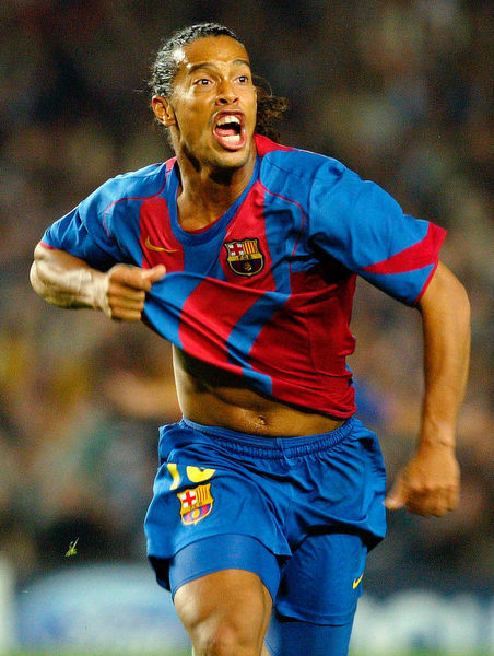 9) RONALDINHO -  - Brezilya'nın Gremio takımından 21 yaşında Fransa'nın Paris St Germain kulübüne transfer olduğunda, kaderin bir cilvesinin gerçekleşmesinden çok, sihirli bir dünyanın kapıları aralandı. Ronaldinho, 2003'te Barcelona'ya transfer olduğunda ise kariyeri zirve yaptı. -  - Nou Camp'taki beş yılında 145 maçta attığı 70 golle takımının iki İspanya ve Şampiyonlar Ligi şampiyonluğunu kazanmasında kilit rol oynadı. Bu performansı kişisel ödülleri kazanmasını da sağladı. Brezilyalı oyuncu iki kez Dünya'da ve Avrupa'da yılın futbolcusu seçildi. Ronaldinho ayrıca Brezilya'nın 2002'deki Dünya Kupası şampiyonluğunda da önemli rol oynadı.