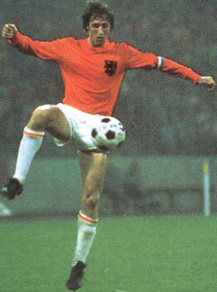 3) JOHAN CRUYFF -  - Hollandalı "seçilmiş" usta, çoğu kişiye bir oyun kurucu olarak yorumlanması sürpriz gelebilir. Ortasahanın ve forvetin çeşitli bölgelerinde oynayabilen Cruyff, "total futbol"un mükemmel bir örneği oldu. Teknik olarak eşşiz olan Cruyff, gol bölgelerinde de engellenemez bir görüntü sergiledi ve Hollanda milli takımıyla oynadığı 48 maçta 33 gol kaydetti. -  - Süper yetenek, hızlı ve kusursuz dripling özelliğine sahip Cruyff, Ajax'ta oynadığı dokuz sezonda sekiz lig şampiyonluğu kazandı. Barcelona'ya 1973'te transfer olan Cruyff, 1960'dan bu yana şampiyonluk yaşayamayan Katalan ekibine ilk yılında lig şampiyonluğunu kazandırdı. Kariyerini de Avrupa'da üç yıl, yılın futbolcusu seçilerek tamamladı.