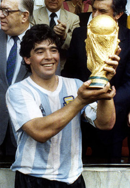 2) DIEGO MARADONA -  - Ülkesinde ismini duyuran Maradona, 1982 Dünya Kupası'ndaki performansının ardından beş milyon pound'a rekor bir ücretle Barcelona'ya transfer oldu. Ancak İspanya'da sakatlıklardan kurtulamayan ve yönetimle çatışmalar yaşayan Maradona, iki yıl sonra 6.9 milyon pounda Napoli'ye transfer oldu. -  - Napoli'ye gittiğinde gücünü zirveye çıkaran Maradona, Napoli'yi 1987 ve 1990'da tarihinin iki lig şampiyonluğuna taşıdı. Aradaki yıllarda ise Napoli ligi ikincilikle tamamladı. -  - Gösterdiği performansla Maradona, uluslararası düzeyde kimseyle kıyaslanamayacak hale geldi. Maradona, 1986'da tek başına Arjantin'i Dünya Kupası şampiyonluğuna taşıdı. - Buna karşın; "Tanrı'nın eli" adını taktığı golü Maradona'yı tartışmalı hale getirirken, aynı maçta 60 metre taşıyarak attığı gol, Dünya Kupası finallerinin en güzel golü olarak tarihe geçti. Dört oyuncuyu geçen ve daha sonra Peter Shilton'ı avlayan Maradona'nın bu golü, 2002'de FIFA tarafından yapılan bir oylamada "yüzyılın golü" seçildi. -  - Muhteşem yeteneğine karşın; uyuşturucu problemi, futbol dahisinin imajını zedeledi.