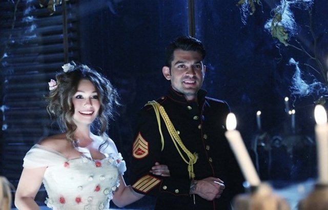 Annesinin ilk klibinde 10 yaşındayken oynayan Çağrı Müftüoğlu bu kez genç bir kız olarak izleyici karşısına çıkıyor.