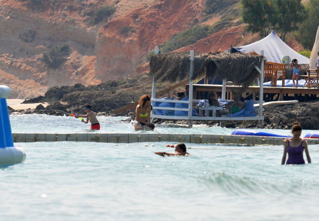 Çeşme'de tatil yapan çift, Fun Beach'te denize girdi.