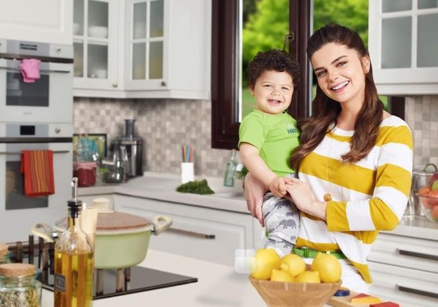 Bir bebe maması markasının reklam filminde rol alan anne-oğul, çekimlerde eğlenceli dakikalar geçirmişti.  Ali Demir'in kamera önündeki rahatlığı Karahan'ı şaşırtmıştı.