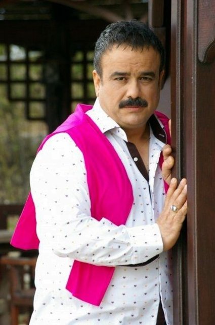 HT MAGAZİN / Serkan ÖZTÜRKŞarkıcı Bülent Serttaş, önceki gün oğluyla birlikte Levent'te görüntülendi