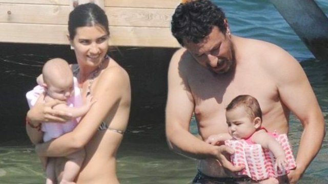 Kendi gibi oyuncu eşi Onur Saylak'la evlenip ikiz bebeklerini dünyaya getiren başarılı oyuncu Tuba Büyüküstün'ün bebekleri büyüdü...