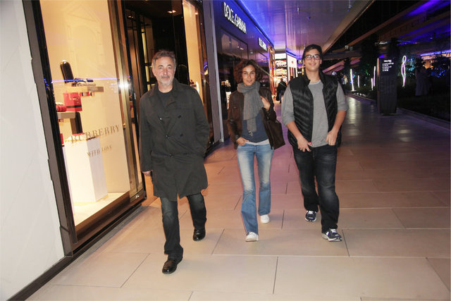 Üçlü, uzun süre 'Light Festival' etkinlik alanındaki ışık gösterilerini izledi, ardından da hep birlikte yemek yedi. Can Aslantuğ'un boyunun anne ve babasınınkini geçtiği dikkatlerden kaçmadı.