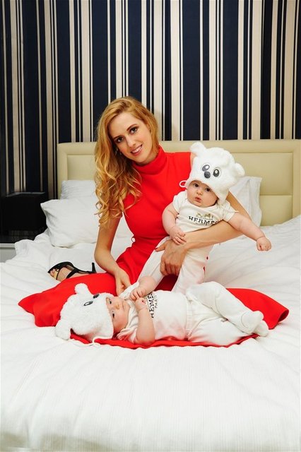 Çift oğullarına Milat Aristo Kerem, kızlarına ise  Melodi Bita Oleka adını verdi.