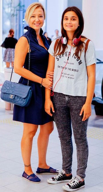 Laçin, "Anne kızdan çok iki arkadaş gibiyiz. Bu yıl liseye giriş sınavlarına hazırlandığı için bütün ilgimi ona verdim.Bu yüzden dizi ya da sinema tekliflerini kabul etmedim." dedi.