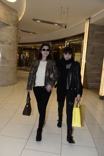 Oyuncu Aydan Şener ve kızı Ecem Akbin, bir alışveriş merkezindeydi.