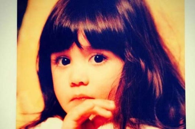 Oya Başar'ın Levent Kırca ile evliliğinden doğan kızı Ayşe güzel bir genç kız oldu.